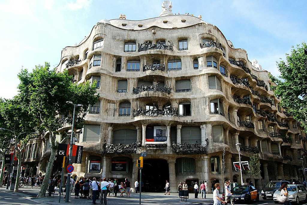 La Casa Milá y su fachada principal, la del chaflán.