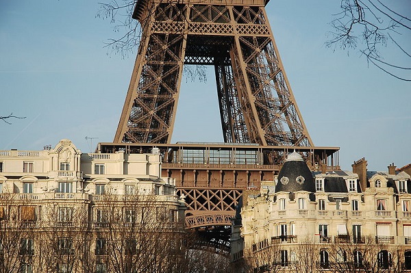 Los primeros niveles de la Torre Eiffel entre los tejados parisinos.