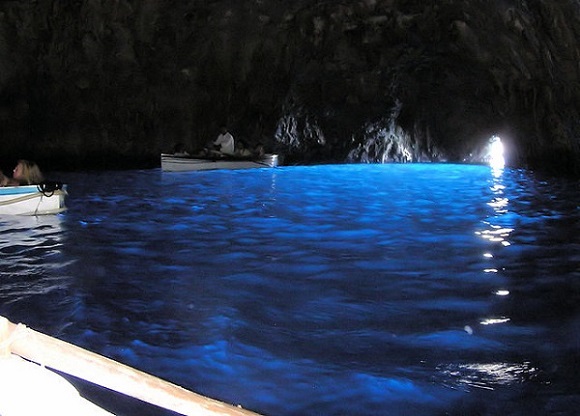 Interior de la Gruta Azul de Capri.